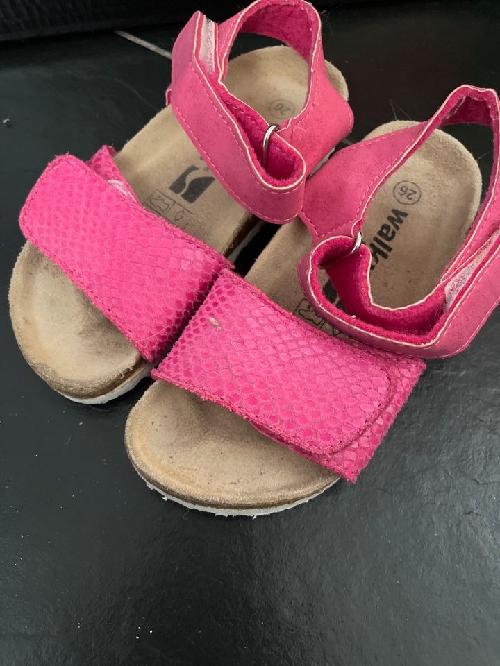 2 paar Sandalen pink 26 Neuwertig in Schlangen