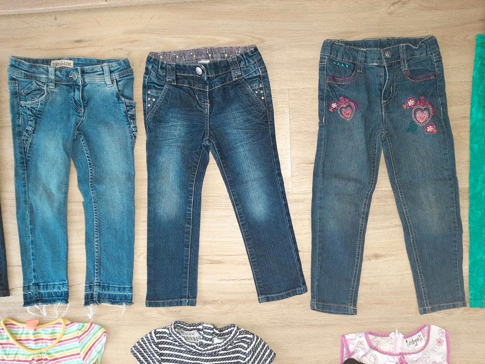 Mädchen Hose kurz, Sommer Kleider, T-Shirts, Jacken, Gr. 98 in Kritzmow