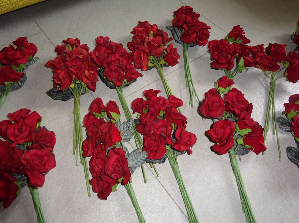 11 Rosensträußchen, künstliche Blumen, Rosen, rot, unbenutzt in Elsenfeld