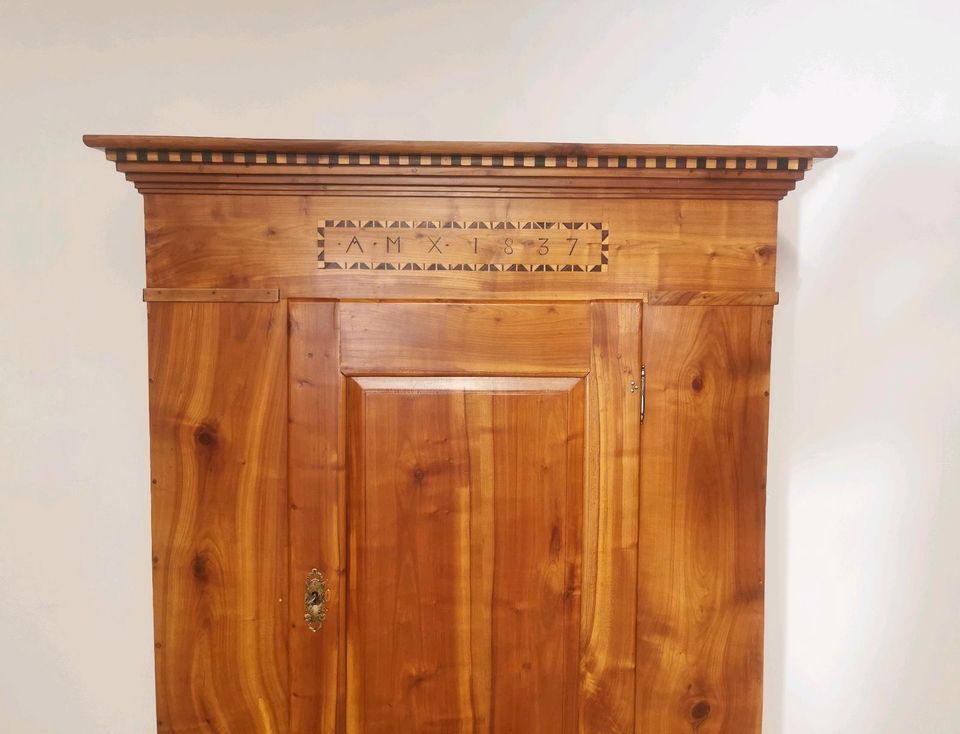 Biedermeier Kirschbaum Schrank Eintürig mit Intarsien um 1837 in Ehringshausen