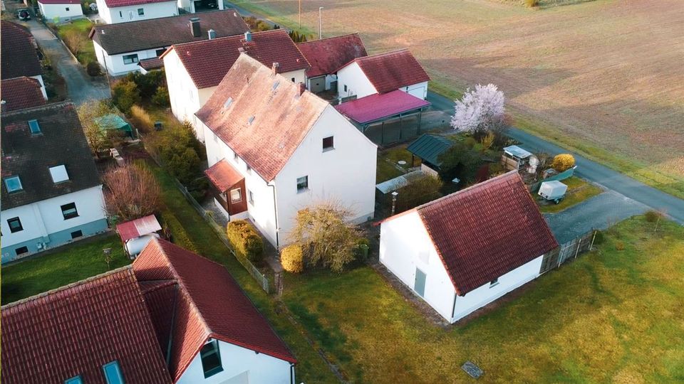 Grundstück mit bester Anbindung und Bestandsgebäuden als echtes Schnäppchen in Gremsdorf