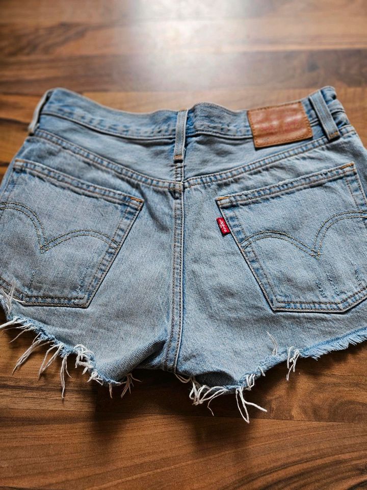 Levi's shorts 501 blau und schwarz je in Neubrandenburg