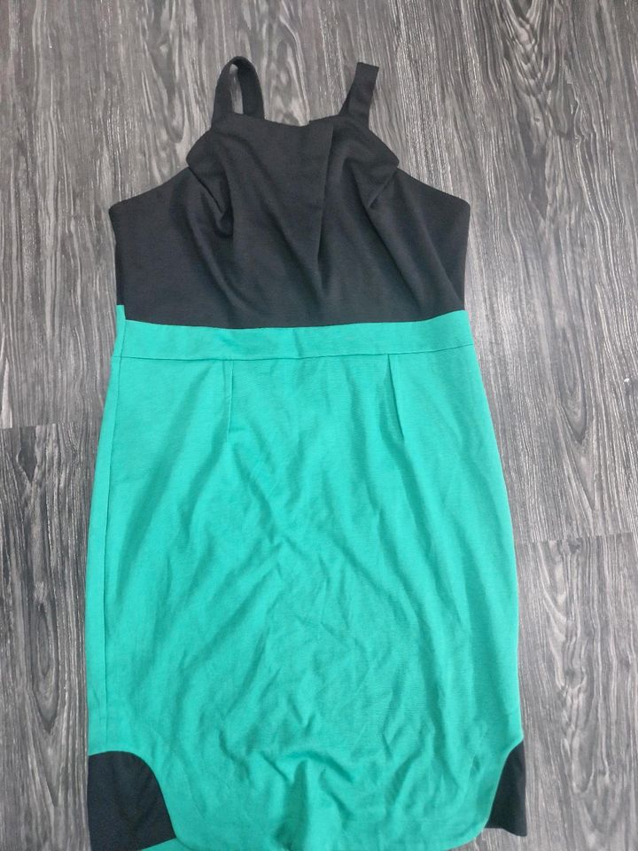 Neues Kleid mit Etikett XL, 2XL schwarz grün in Steinfeld