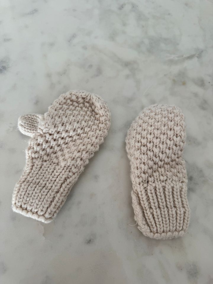 Baby Handschuhe selbst gestrickt in creme beige in Rheinstetten