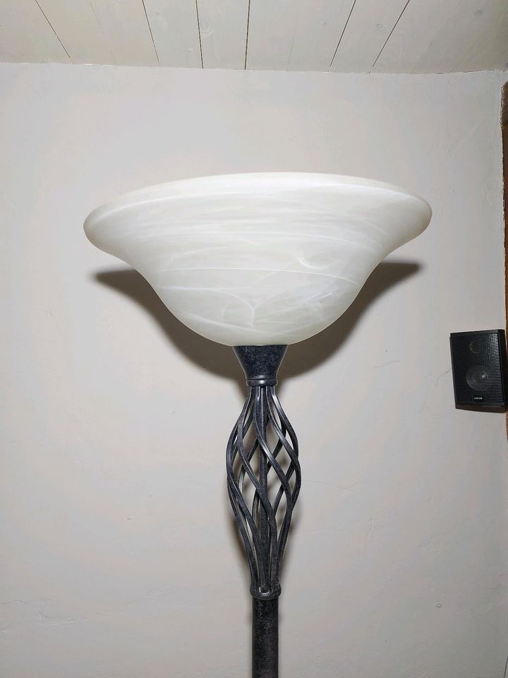 Stehlampe mit Glasschirm in Halsbrücke