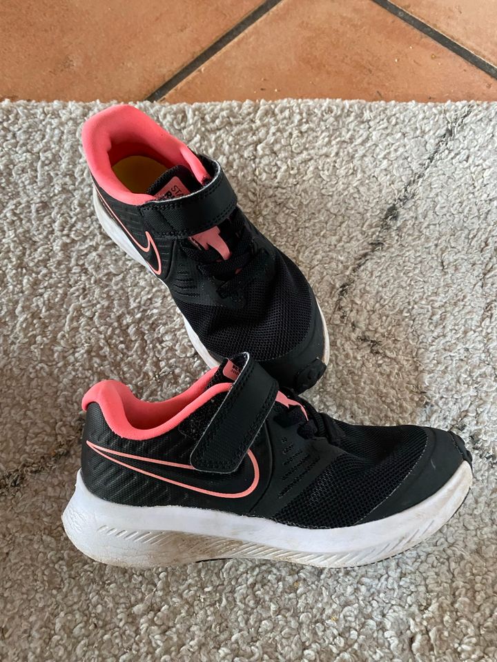 Nike Sneakers Schwarz/pink Gr 27,5 in Reichersbeuern