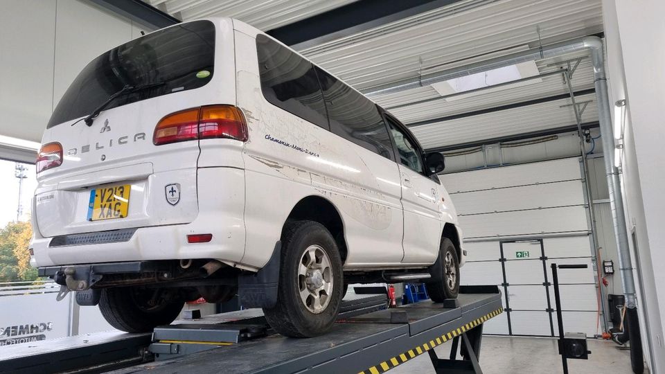 Mitsubishi Delica Pd8w Space Gear in Grasberg