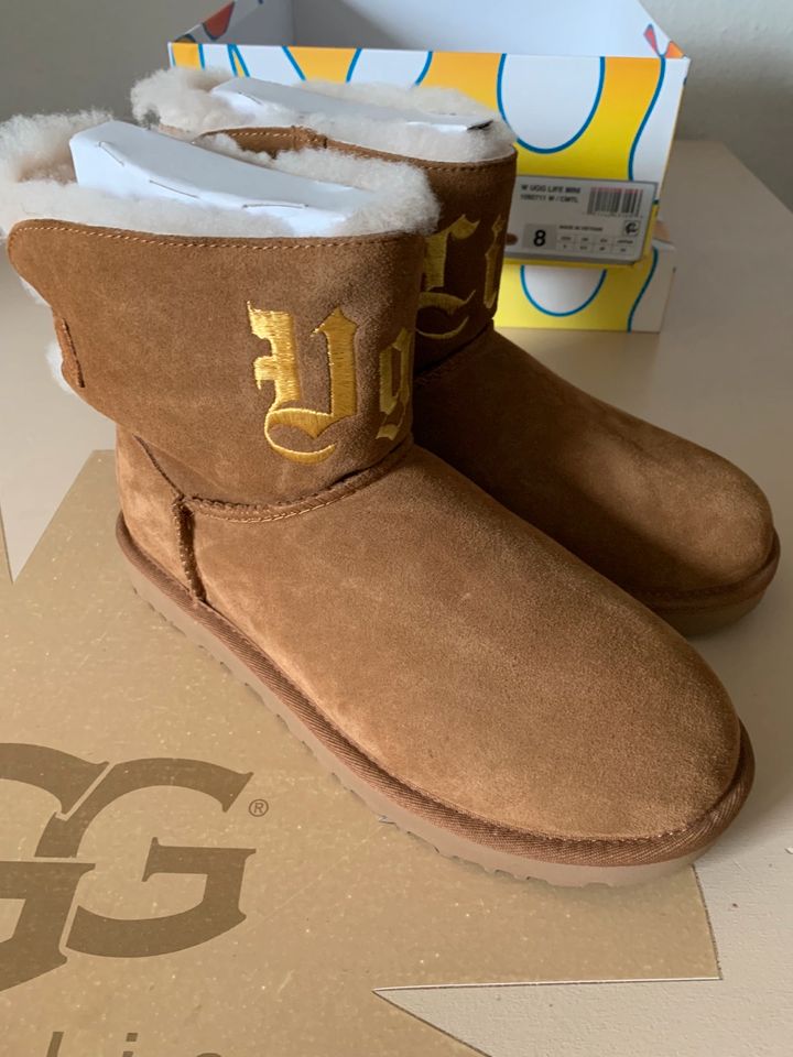 UGG Mini Life 39 Gold Jeremy Scott x UGG neu und OVP moschino in Hümmerich