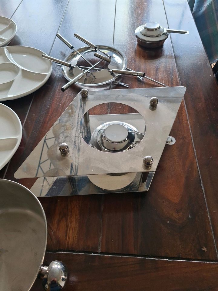 Fondue Set mit 4 Teller und 3 Schälchen in Wurmlingen