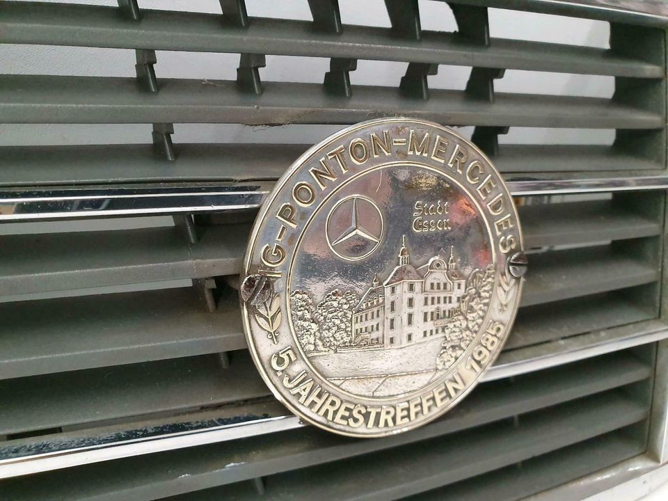 Mercedes W203  A2038800483 Kühlergrill Grill  C Klasse Bj 00 - 07 in Niederkassel