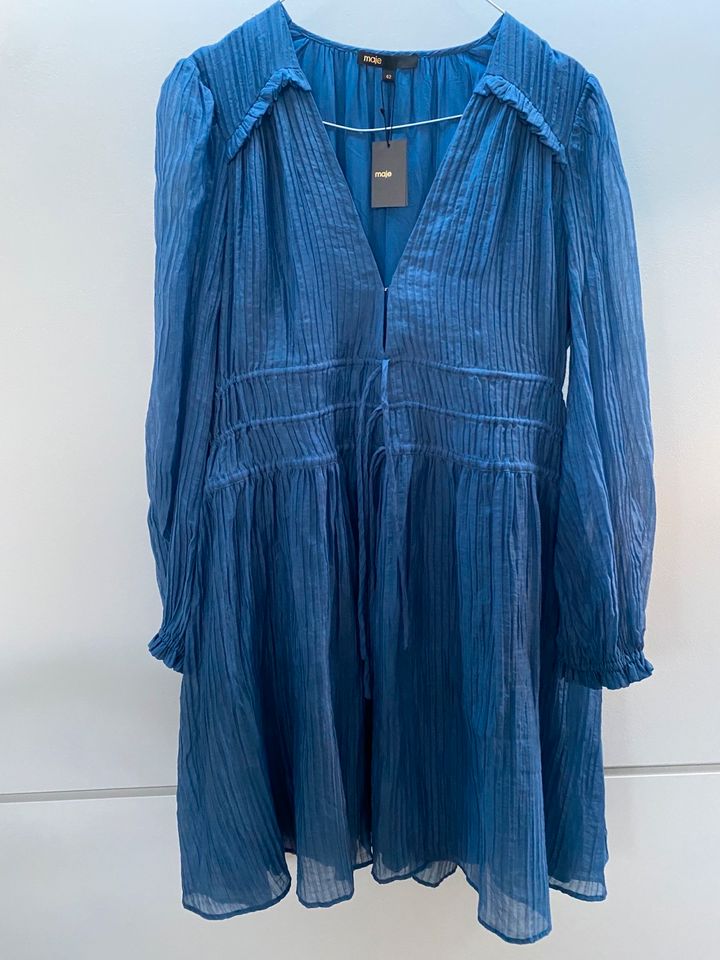 Blau geripptes Maje Kleid in München