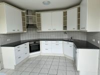 Küche mit Granit Arbeitsplatte Kühlschrank und Dunstabzugshaube Nordrhein-Westfalen - Leverkusen Vorschau
