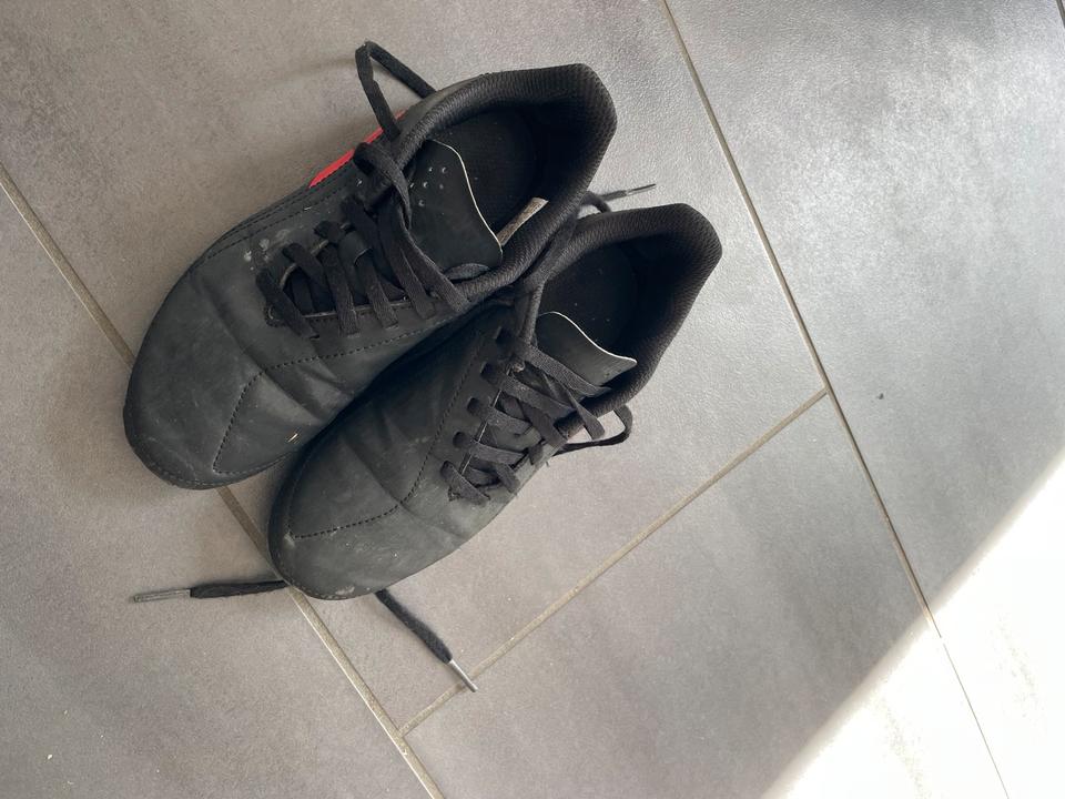 Fussballhose Fußballregenjacke Fußballschuhe Fussballset 128 in Schlangenbad