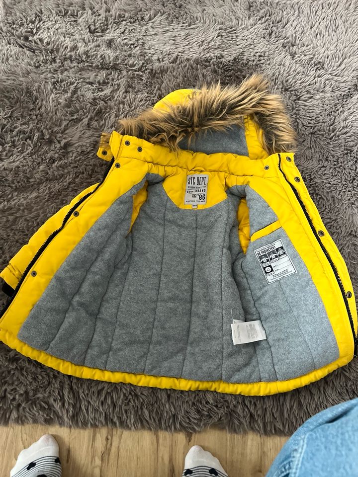 Sehr gut erhaltene Kinder Winterjacke 104/110 in Erlabrunn