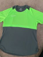 Nike Sport T-Shirt Dry fit Gr. M neuwertig. Leon grün schwarz Nordrhein-Westfalen - Hemer Vorschau