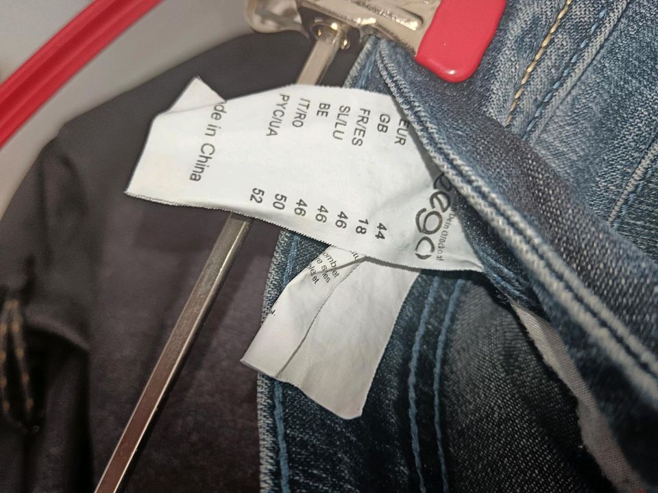 Schöne Sheego jeans Gr. 44 in Frankfurt am Main