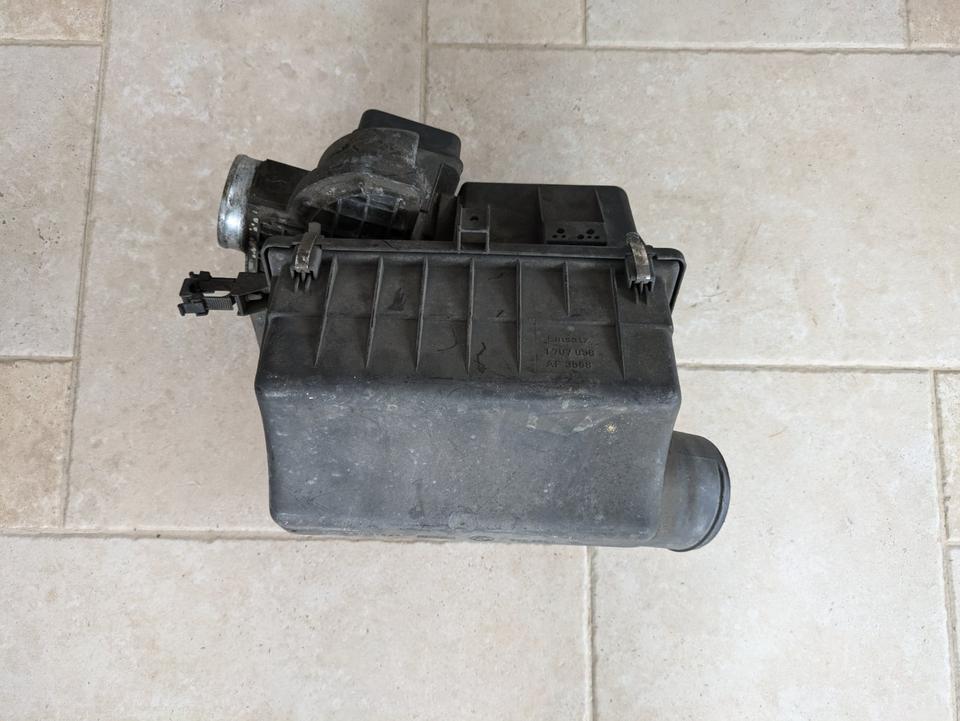BMW E30 320i Luftmengenmesser komplett mit Luftfiltergehäuse in Schwanstetten