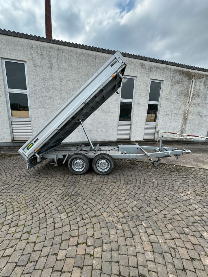 Unsinn Tandem Dreiseitenkipper Anhänger 3.500kg 3,66m x 1,75m Kipper 74cm Ladehöhe in Meisenheim