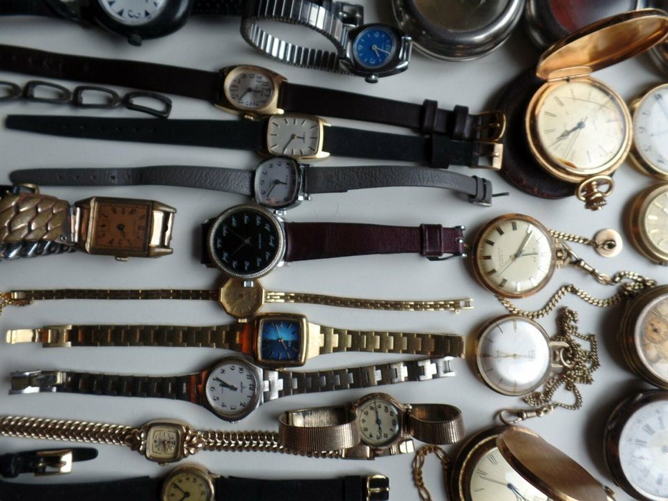 Konvolut von 108 mechanischen Armbanduhren,Uhren,Taschenuhren usw in Bielefeld