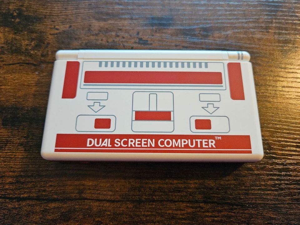 Nintendo DS Lite im Famicom Stil + Ladekabel in Bruchhausen-Vilsen