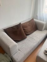 Graue Couch mit braunen Kissen Frankfurt am Main - Bockenheim Vorschau
