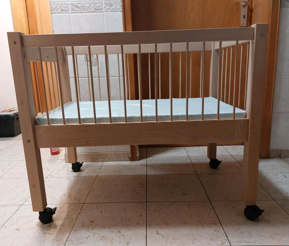 Babybett mit Rädern aus Holz in Salmtal