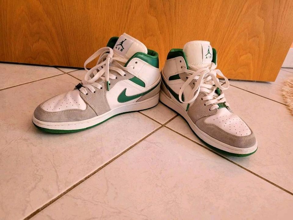 Air Jordan 1 Mid grau grün 41 in Niederzier