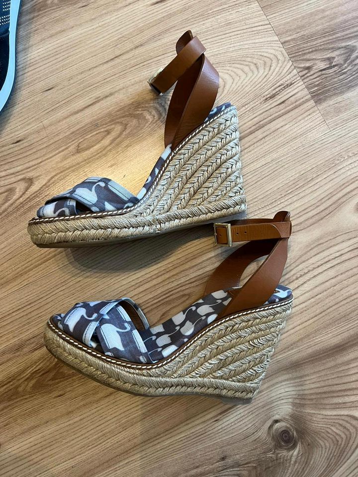 Tory Burch Espadrilles mit Schwan Figur in Lennestadt