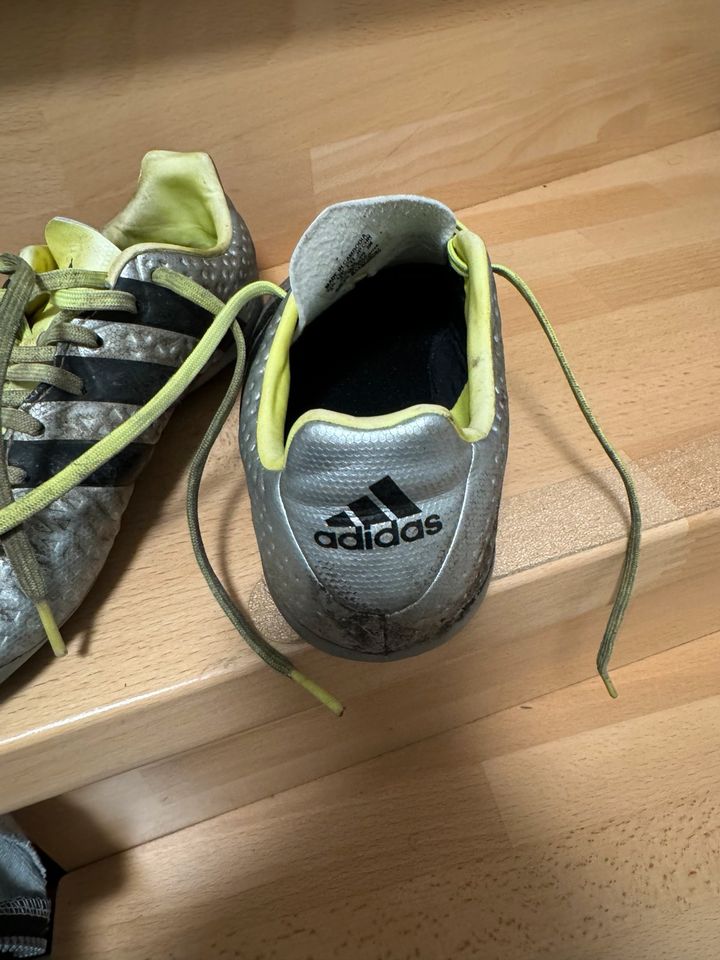 Adidas Fußballschuhe in Reichertshausen