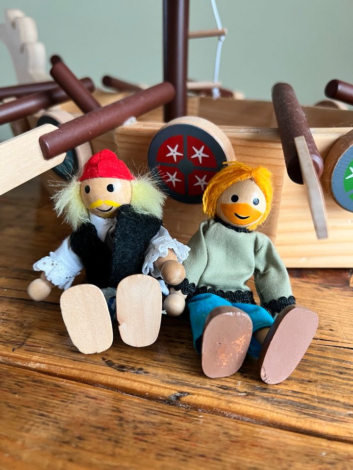 Piratenschiff, Holz, Kind, Spielzeug, Schiff, Püppchen in Düsseldorf