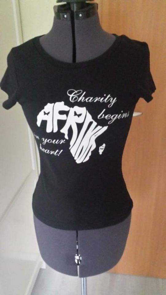 T-Shirt schwarz mit Afrika Print weiß in Burgdorf