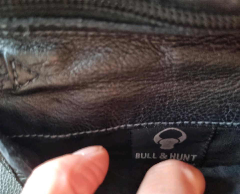 Schwarze kleine Bull & Hunt Ledertasche Umhängetasche wie NEU in Höxter