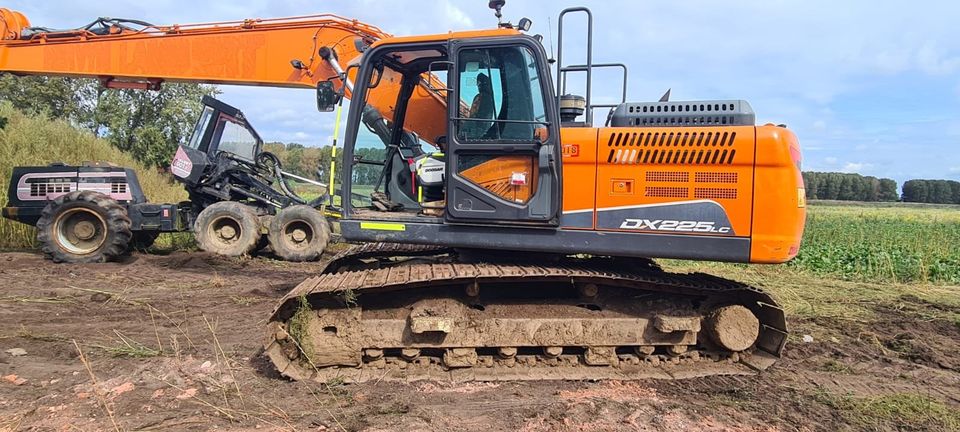 Doosan DX225 LC-5 Long Reach Langarm Kettenbagger Raupenbagger in Weener