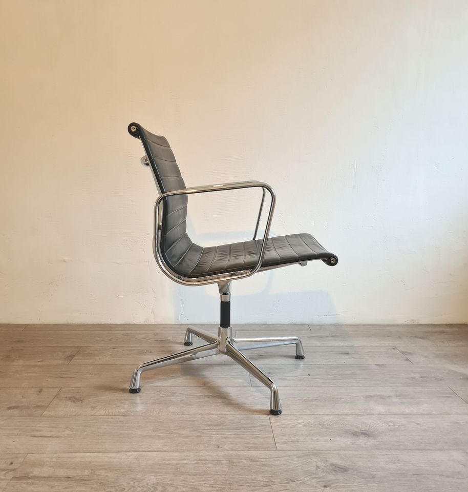 Original Vitra Eames EA 108 Alu Chair Leder Stuhl Bürostuhl in Hamburg