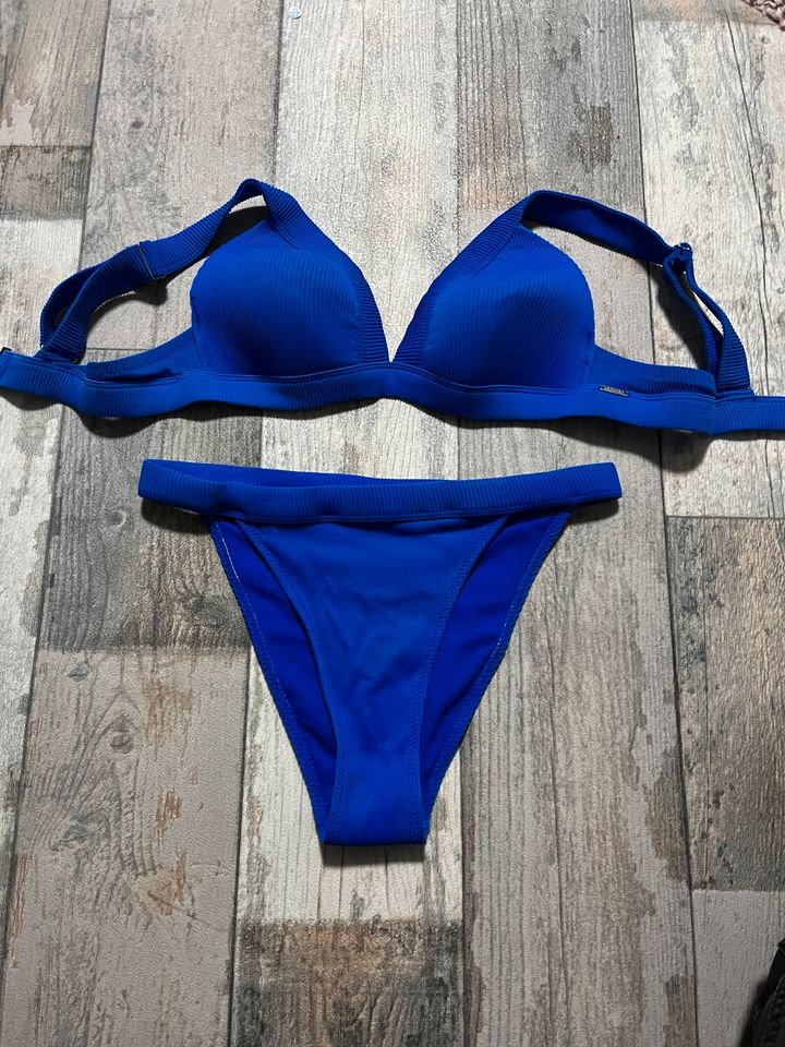 Schöner blauer Bikini in Ostrhauderfehn