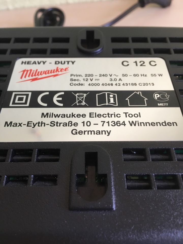 Neues C 12 C Lithium Ladegerät für M12 Milwaukee in Oppach