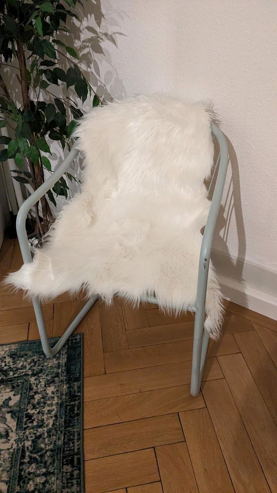 Stuhl mit Fell