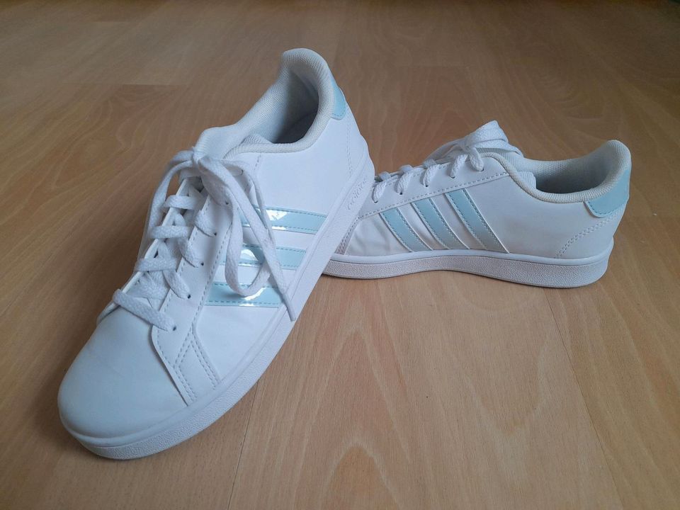 NEUWERTIGE Adidas Schuhe Gr 36 weiß mit hellblauen Streifen in Waldkirch
