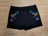 Schwarze Jeans-Shorts mit Blumen, Clockhouse, ungetragen Düsseldorf - Oberkassel Vorschau