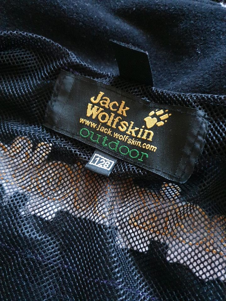 Jacke von Jack Wolfskin 128 lila in Geeste