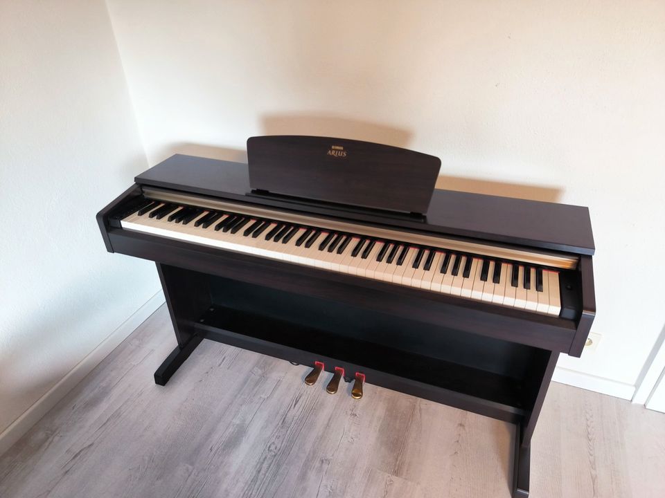 Yamaha Arius YDP 161 Digitalpiano Klavier mit Hocker + Zubehör in Lahr (Schwarzwald)