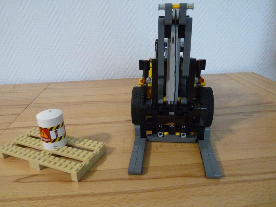LEGO Technic (42079) Schwerlast-Gabelstapler, komplett mit BA in Uetze