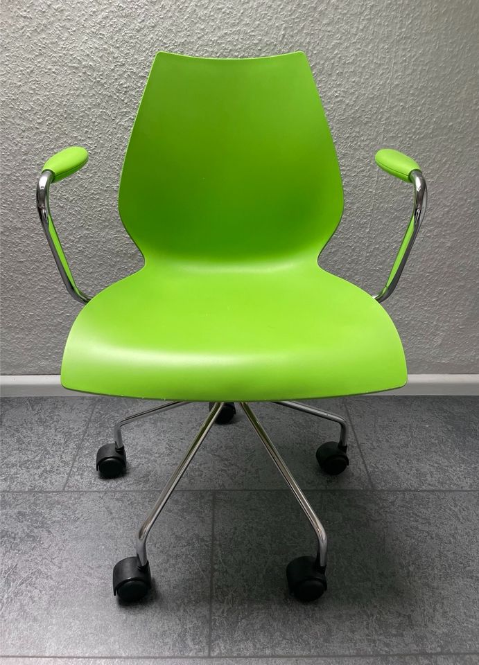 Kartell Maui Bürodrehstuhl mit Armlehnen in Trebur