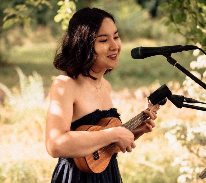 Hochzeitssängerin Bayern mit Ukulele/Gitarre // Live-Musik in Augsburg