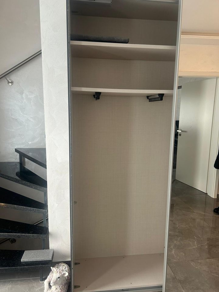 Schrank mit Spiegel in Lehrte