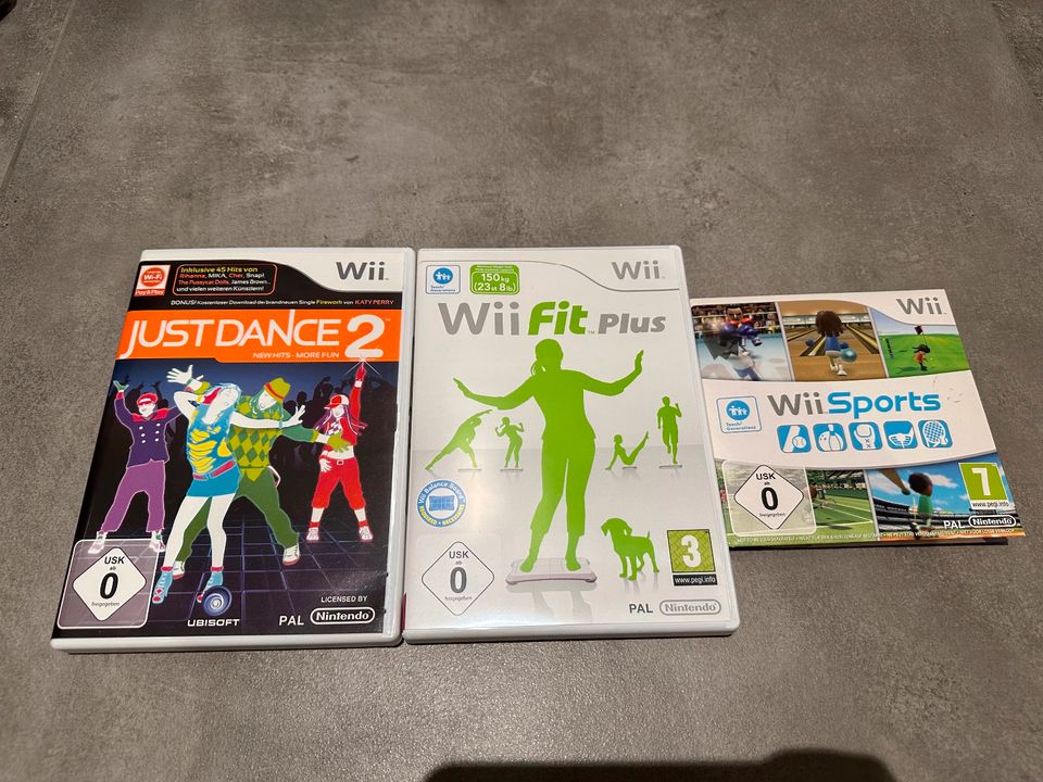 Schwarzes Wii Fit Plus Paket in Originalverpackung mit 2 Spielen in Bremerhaven