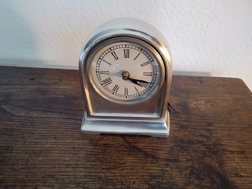 Tisch-Uhr ,Vintage,  silberfarben, Metall, nostalgisch, Kamin-Uhr in Braunfels