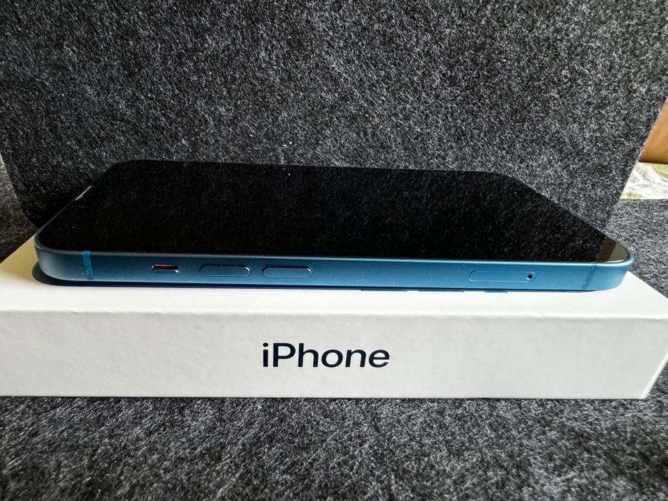 Apple iPhone 13, Blau, 128 GB in Celle