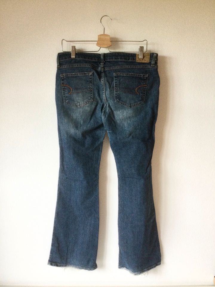 American Eagle Outfitters Jeans Design Denim blau Bootcut Hose 10 in Ustersbach