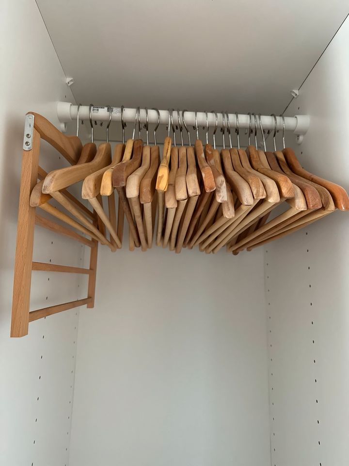 22 Kleiderbügel mit Steg aus Holz in Maxhütte-Haidhof